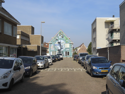 902695 Gezicht in het Boerhaaveplein te Utrecht, met op de achtergrond een grote muurschildering op de zijgevel van het ...